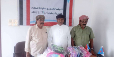 انتقالي رخية يدشن توزيع الحقيبة المدرسية لطلاب المرحلة الابتدائية