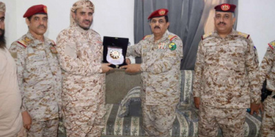 وزير الدفاع يقدم درع الوزارة لقائد قوات العمالقة الجنوبية المحرمي
