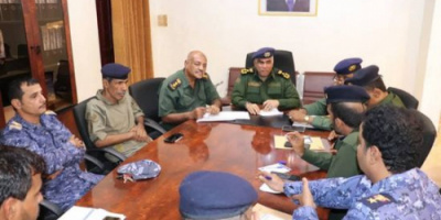 مدير أمن ساحل حضرموت يناقش الاحتياجات التموينية واللوجستية