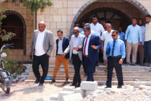 الخليفي يتفقد أعمال الصيانة في الصالة الرياضية المغلقة بالمكلا