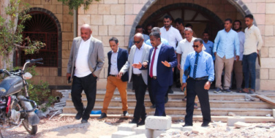 الخليفي يتفقد أعمال الصيانة في الصالة الرياضية المغلقة بالمكلا