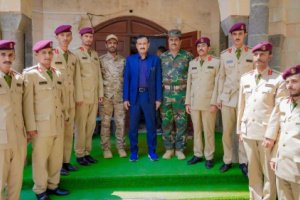 محافظ شبوة يستقبل خريجي كلية زايد للعلوم العسكرية