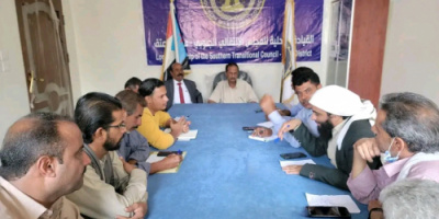 فريق التوجيه والرقابة الرئاسي يلتقي مدير مكتب الأوقاف بمديرية عتق