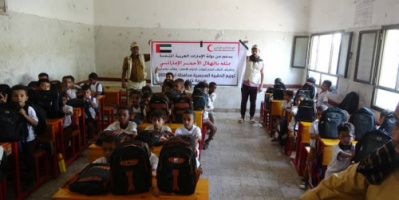 الهلال الأحمر الإماراتي يدشن مشروع توزيع الحقائب المدرسية في أبين