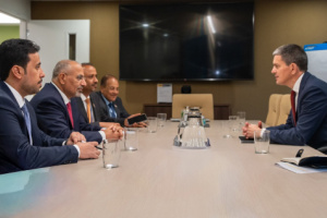 الرئيس الزُبيدي يلتقي رئيس لجنة الإنقاذ الدولية