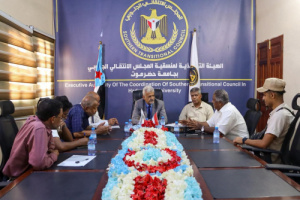 فريق التوجيه والرقابة الرئاسي يعقد اجتماعًا مع منسقية المجلس في كلية العلوم البيئية بجامعة حضرموت