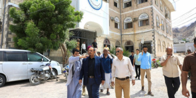 محافظ حضرموت يتفقّد العمل بمؤسسة الاتصالات ويشدد على أهمية تطوير الخدمة للمواطنين