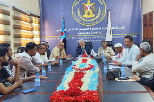 فريق التوجيه والرقابة الرئاسي يلتقي موظفي جامعة حضرموت