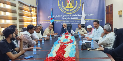 فريق التوجيه والرقابة الرئاسي يلتقي موظفي جامعة حضرموت