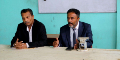 رئيس انتقالي أبين ومحافظ المحافظة يلتقيان الأسر القاطنة في معهد الأوراس بزنجبار