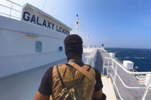 الحوثي يعلن الحرب على الملاحة العالمية ويفرض ابتزاز الهوية في البحار الدولية