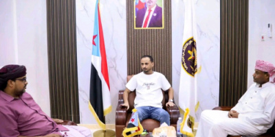 فريق التوجيه والرقابة الرئاسي يناقش تطوير العمل التنظيمي مع عدد من إدارات انتقالي المهرة