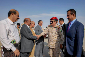رئيس تنفيذية انتقالي شبوة يشارك في استقبال وزير الدفاع والجبواني بمطار عتق