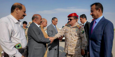 رئيس تنفيذية انتقالي شبوة يشارك في استقبال وزير الدفاع والجبواني بمطار عتق