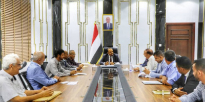 محافظ حضرموت يبحث مع اللجنة الوزارية من وزارة النقل ومصلحة الجمارك سُبل توسعة وتطوير ميناء المكلا بما يواكب متطلبات التنمية الاقتصادية والخدمية