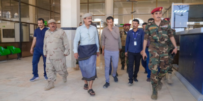 المحافظ بن الوزير يتفقد أعمال توسعة مدرج مطار عتق الدولي ويؤكد دعمه لإستمرار تشغيله