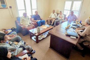 فريق التوجيه يلتقي قيادة انتقالي غيل باوزير والسلطة المحلية ويبحث احتياجات المديرية