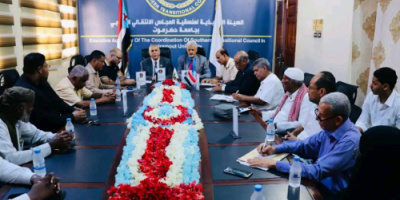 فريق التوجيه يعقد اجتماعاً مشتركاً مع انتقالي حضرموت ومنسقية الجامعة بالمحافظة