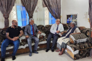 فريق التوجيه والرقابة الرئاسي يطمئن على صحة المناضل أحمد بامعلم بالمكلا
