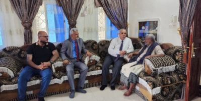 فريق التوجيه والرقابة الرئاسي يطمئن على صحة المناضل أحمد بامعلم بالمكلا