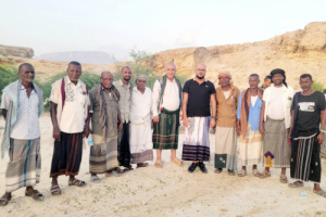 رئيس فريق التوجيه والرقابة الرئاسي يتفقد أضرار السيول في جزول بمديرية حجر حضرموت