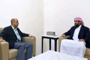 المحرّمي يلتقي رئيس الوزراء ويؤكد دعم مجلس القيادة للإصلاحات الاقتصادية والخدمية