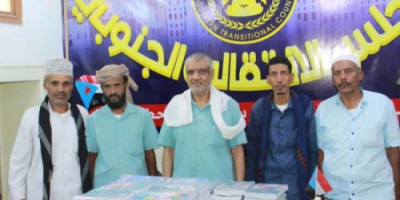 انتقالي شبام يطلق مبادرة توزيع مستلزمات مدرسية على الطلاب