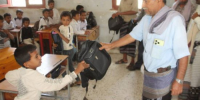 الهلال الأحمر الإماراتي يوزع الحقائب المدرسية على طلاب جيشان