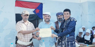 مدرسة الشهيد شلال بالمحفد تكرم الإعلامي محمد شملق تقديراً لإسهاماته الإعلامية المتميزة