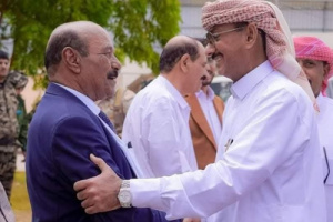 محافظ شبوة يطمئن على صحة الشيخ لحمر علي لسود