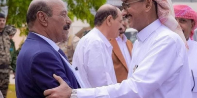 محافظ شبوة يطمئن على صحة الشيخ لحمر علي لسود