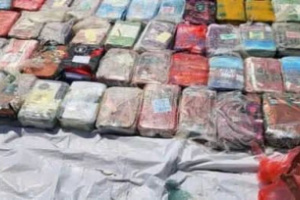 الحملة الأمنية المشتركة تضبط قارب تهريب يحمل طنًّا من المواد المخدرة في منطقة خور عميرة بالقرب من باب المندب