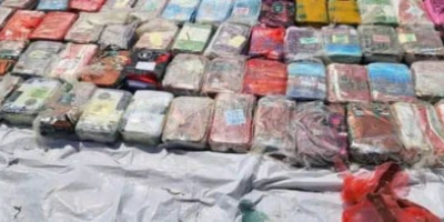 الحملة الأمنية المشتركة تضبط قارب تهريب يحمل طنًّا من المواد المخدرة في منطقة خور عميرة بالقرب من باب المندب