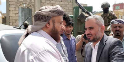 الشيخ يؤدي واجب العزاء بالفقيد كمال الجبني في الضالع