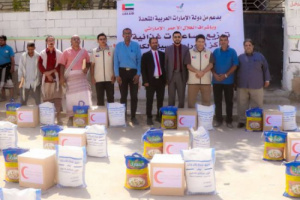 الهلال الإماراتي يوزع مساعدات غذائية على مرضى الأورام بشبوة