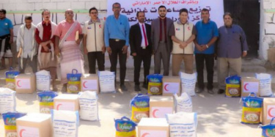 الهلال الإماراتي يوزع مساعدات غذائية على مرضى الأورام بشبوة