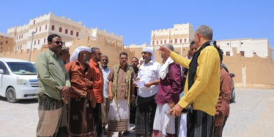 رئيس انتقالي وادي حضرموت يتفقد موقع الاحتفال بذكرى ثورة أكتوبر