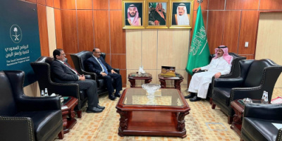 وزير النقل يلتقي السفير آل جابر المشرف العام على البرنامج السعودي في مقر البرنامج بالرياض