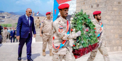 الرئيس الزُبيدي يضع إكليلا من الزهور على نصب الشهيد لبوزة ويزور منصة الشهداء في ردفان