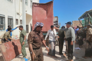 سقطرى..تنفيذ حملة لإزالة الأكشاك الملاصقة لمجمع الكويت التربوي للبنات