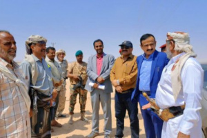 محافظ شبوة يدشن مشروع توسعة المدخل الغربي لعتق