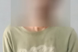 أمن العاصمة عدن يضبط أحد أخطر سارقي محتويات المركبات متلبساً وبحوزته مسروقات