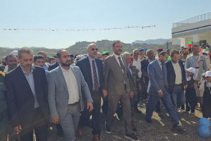 الرئيس الزُبيدي يفتتح مدرسة بن زايد النموذجية بمديرية الأزارق