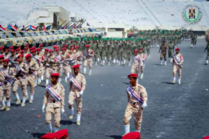 احتفالا بثورة أكتوبر .. الحزام والدعم والإسناد ينظمان عرضا عسكريا في أبين