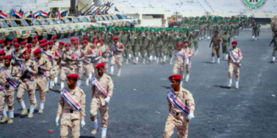 احتفالا بثورة أكتوبر .. الحزام والدعم والإسناد ينظمان عرضا عسكريا في أبين