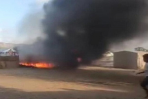 حريق يلتهم مخيم نازحين في خنفر بأبين.. وخسائر مادية كبيرة دون إصابات بشرية