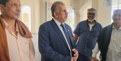 فريق التوجيه والرقابة الرئاسي يلتقي مدير الشؤون القانونية بديوان محافظ محافظة المهرة