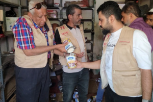 إغلاق أحد محلات البهارات يمارس الغش التجاري في مديرية المنصورة بعدن