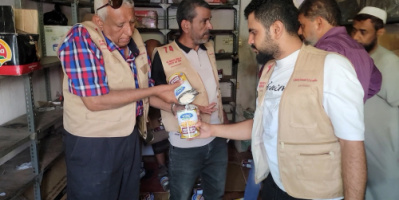 إغلاق أحد محلات البهارات يمارس الغش التجاري في مديرية المنصورة بعدن