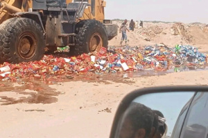 إتلاف ( 15 ) طن من العصائر منتهية الصلاحية في مديرية المنصورة بعدن